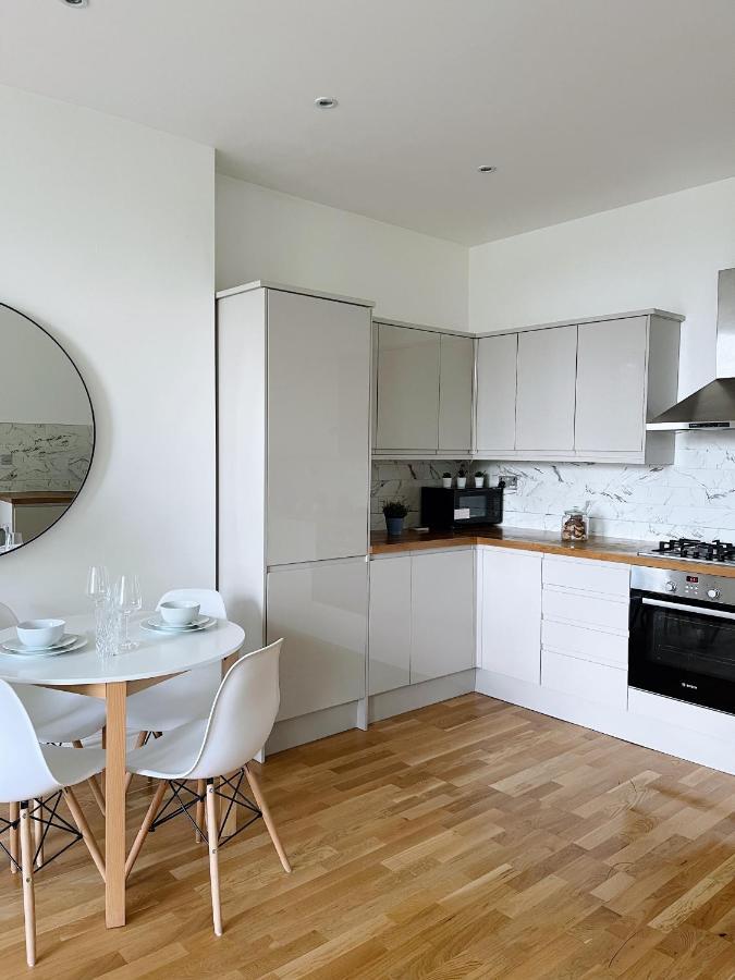 Modern And Light 2 Bed Flat In Sw2 Apartment Londra Exterior foto